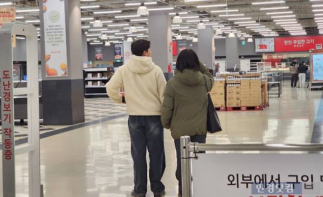 한 부부 방문객이 홈플러스 안산고잔점 매장에 들어서고 있다. 사진=오세성 한경닷컴 기자