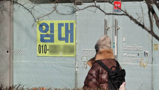 A leasing sign hangs on a building along a major road in central Seoul on Jan. 25. [NEWS1]