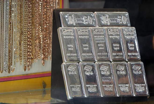 Silver bars sit at a precious metals shopping district in Jongno District, central Seoul, on Jan. 25. [YONHAP]