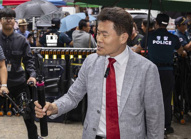 국민의힘 전당대회 합동연설회를 방해해 당 윤리위원회에 회부된 한국사 강사 전한길 씨가 2025년 8월 14일 서울 여의도 중앙당사에서 열린 윤리위에 유튜브 라이브 방송을 하며 출석하고 있다. / 사진=연합뉴스