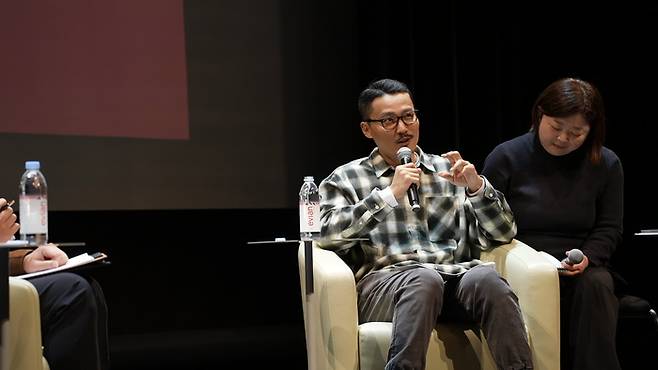 지난달 30일 도쿄 신주쿠 한국문화원에서 K웹툰 전시회가 열린 가운데 행사의 일환으로 열린 작가와의 대화에서 최규석 작가가 자신의 작품세계를 설명하고 있다. [한국콘텐츠진흥원]