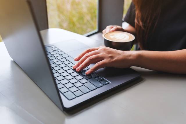 한국의 카페는 집도 직장도 아닌 ‘제3의 공간’이다. 사람들은 이곳에서 커피 한 잔을 곁에 놓고 노트북을 펼치거나 이어폰을 귀에 꽂은 채 타인 속에서 고독을 즐긴다.  게티이미지뱅크