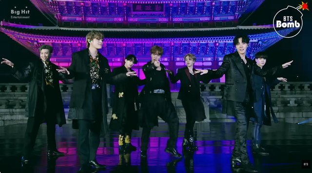 지난 2020년, 경복궁 근정전을 배경으로 퍼포먼스를 선보인 그룹 방탄소년단.