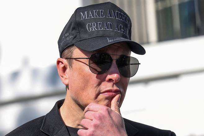 지난해 3월 미국 워싱턴 D.C. 백악관에서 일론 머스크 테슬라 최고경영자(CEO)가 취재진과 이야기하는 도널드 트럼프 미국 대통령을 옆에서 지켜보고 있다. [로이터]