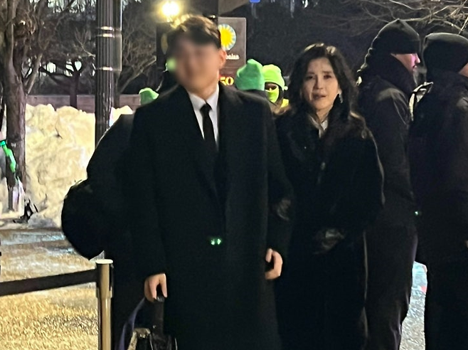 2026학년도 수시모집 전형에서 서울대 경제학부에 합격해 화제를 모은 이부진 호텔신라 사장의 장남 임동현 군이 입시 노하우를 직접 공개했다. 사진은 이 사장(오른쪽)이 아들동현 군이 함께 지난 달 28일(현지시각) 미국 워싱턴D.C 스미스소니언 국립아시아미술관에서 열린 ‘이건희 컬렉션 전시 기념 갈라 행사’에 참석한 모습. [뉴시스]