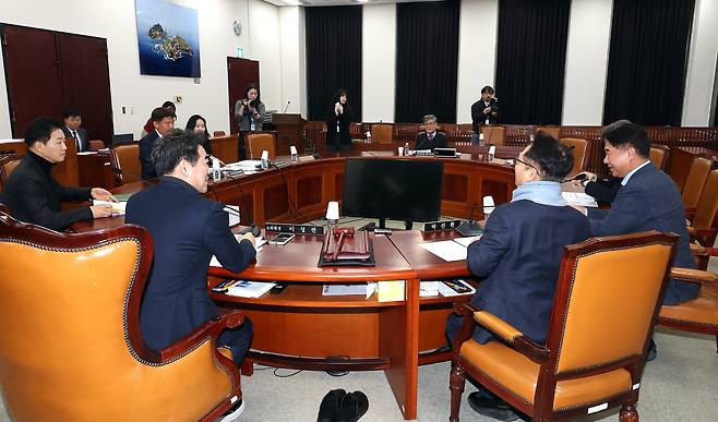 국회 정보위원회 간사 이성권 국민의힘 의원이 3일 제1차 법안심사소위원회를 주재하고 있다. [연합]