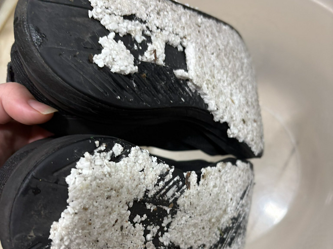 신발 밑창에 제설제가 달라 붙어 있다.[X(구 트위터) 갈무리]