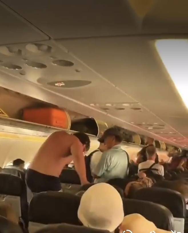 [서울=뉴시스] 지난달 30일(현지시간) 베트남에서 태국으로 가던 에어아시아 여객기 안에서 41세 러시아 국적 남성이 나체로 난동을 피우다 태국 입국이 거부됐다. (사진출처: 엑스 캡처) 2026.02.02.