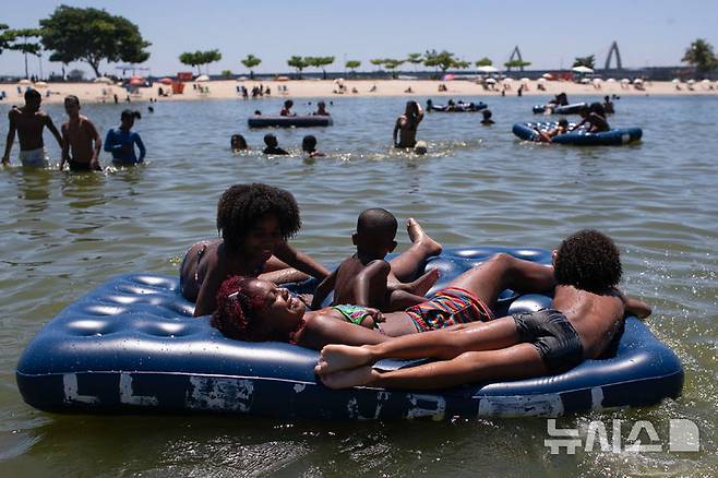 [리우데자네이루=AP/뉴시스] 16일(현지 시간) 브라질 리우데자네이루의 무더운 여름 날씨 속 피서객들이 피시나우 지 하무스 인공 해변에서 물놀이를 즐기고 있다. 2025.02.17.