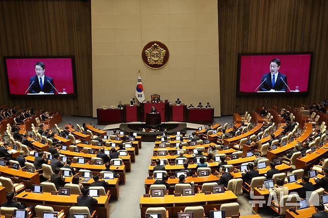 [서울=뉴시스] 조성봉 기자 = 한병도 더불어민주당 원내대표가 3일 오전 서울 여의도 국회에서 열린 제432회국회(임시회) 제2차 본회의에서 교섭단체 대표연설을 하고 있다. 2026.02.03. suncho21@newsis.com