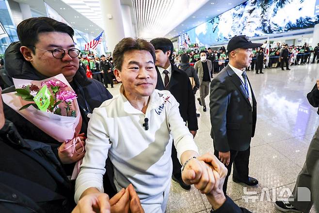 [인천공항=뉴시스] 정병혁 기자 = 미국에 체류 중인 것으로 알려진 전직 한국사 강사 전한길씨가 3일 인천국제공항을 통해 귀국하며 지지자들과 인사를 나누고 있다. 2026.02.03. jhope@newsis.com