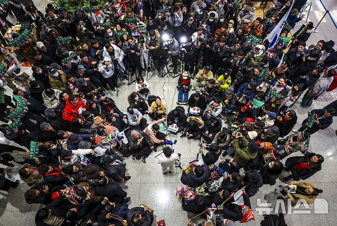 [인천공항=뉴시스] 정병혁 기자 = 미국에 체류 중인 것으로 알려진 전직 한국사 강사 전한길씨가 3일 인천국제공항을 통해 귀국해 입장을 밝히고 있다. 2026.02.03. jhope@newsis.com