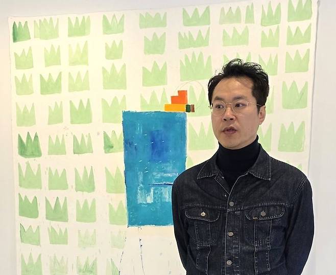 [사진=박현주 미술전문기자]3일 PKM갤러리에서 백현진 작가가 작품을 설명하고 있다. 2026.20.03. hyun@newsis.com *재판매 및 DB 금지