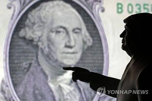 달러화 지폐를 가리키는 트럼프 대통령 미니어처 [로이터=연합뉴스 자료사진 제공]