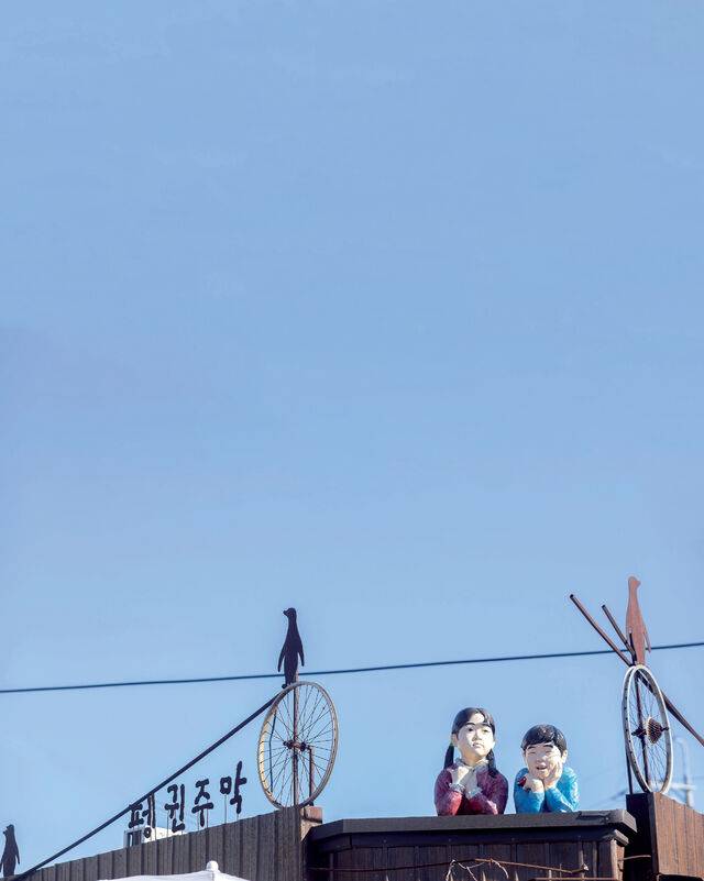 생활감이 짙은 폐품들을 작품화해 꾸며놓은 ‘펭귄마을’.