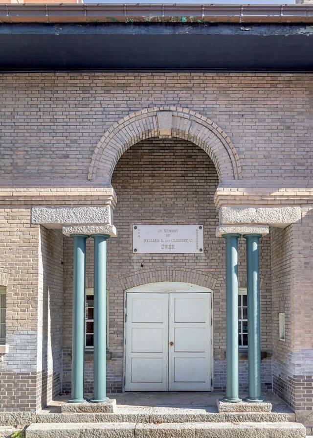 아치 형태가 돋보이는 오웬기념각 입구.