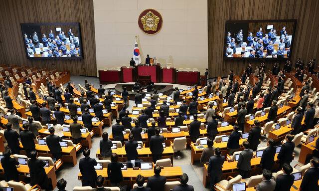 2일 국회에서 열린 제432회 국회(임시회) 개회식에서 의원들이 국기에 경례하고 있다. 연합뉴스