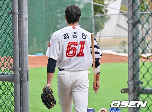 [OSEN=타이난(대만) , 이석우 기자] 프로야구 롯데 자이언츠가 1일(한국시간) 대만 타이난 아시아-태평양 국제야구센터에 스프링캠프를 차리고 구슬땀을 흘렸다.김태형 감독 등&nbsp;코치진과 투수&nbsp;20명,&nbsp;포수&nbsp;5명,&nbsp;내야수&nbsp;9명,&nbsp;외야수&nbsp;7명 등 총&nbsp;41명의 선수단이 1월 20일까지 1차 캠프에서 체력 강화와 기술 훈련을 치른 뒤 21일부터 3월 5일까지 일본 미야자키로 옮겨 2차 캠프에서 구춘리그에 참가해 실전 감각을 점검한다.롯데 최충연이 팔 교정을 위해 나무 막대기를 감고 투구 동작을 하고 있다. 2026.02.01 / foto0307@osen.co.kr