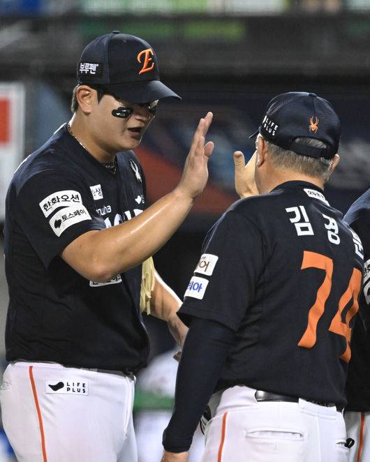 [OSEN=잠실, 조은정 기자]‘절대 1강’ 한화가 시즌 두 번째 10연승을 해내며 1985년&nbsp;삼성 라이온즈를 소환했다.&nbsp;프로야구 한화 이글스는 22일 서울 잠실구장에서 열린 2025 신한 SOL뱅크 KBO리그 두산 베어스와의 시즌 10차전에서 2-1로 승리했다.&nbsp;김서현이 김경문 감독과 승리를 기뻐하고 있다. 2025.07.22 /cej@osen.co.kr