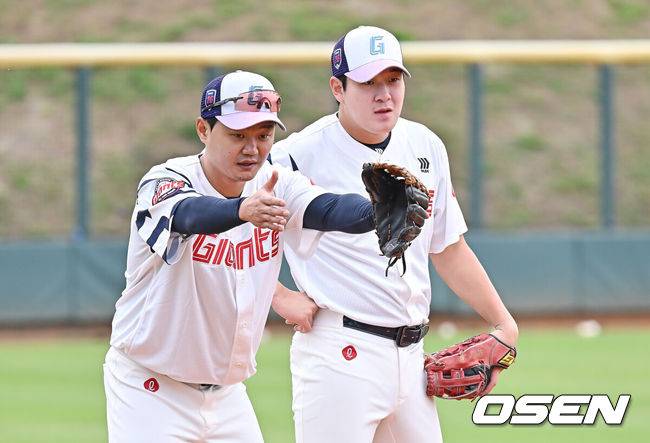 [OSEN=타이난(대만) , 이석우 기자] 프로야구 롯데 자이언츠가 1일(한국시간) 대만 타이난 아시아-태평양 국제야구센터에 스프링캠프를 차리고 구슬땀을 흘렸다.김태형 감독 등&nbsp;코치진과 투수&nbsp;20명,&nbsp;포수&nbsp;5명,&nbsp;내야수&nbsp;9명,&nbsp;외야수&nbsp;7명 등 총&nbsp;41명의 선수단이 1월 20일까지 1차 캠프에서 체력 강화와 기술 훈련을 치른 뒤 21일부터 3월 5일까지 일본 미야자키로 옮겨 2차 캠프에서 구춘리그에 참가해 실전 감각을 점검한다.롯데 나승엽과 손호영이 3루 수비 훈련을 하고 있다. 2026.02.01 / foto0307@osen.co.kr
