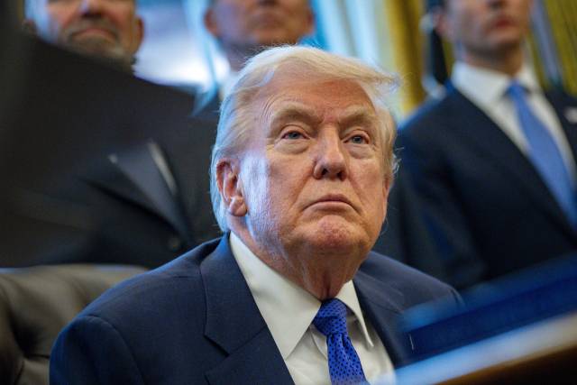 ▲ 도널드 트럼프 미 대통령이 2일(현지시간) 백악관 집무실에서 핵심 광물 비축량 구축 계획을 발표했다. ⓒEPA=연합뉴스