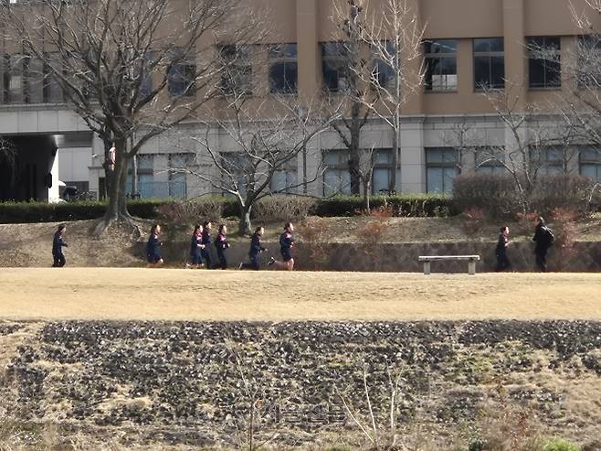 일본 교토시 오키고등학교 1학년 학생들이 지난달 29일 가모가와 강변을 달리고 있다. 이날 정규 체육 수업은 3㎞ 달리기 기록 측정으로 진행됐다. 교토 박성국 기자