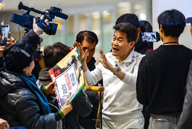 지지자들에게 인사하는 전한길 - 미국에 체류 중인 것으로 알려진 전직 한국사 강사 전한길씨가 3일 인천국제공항을 통해 귀국하며 지지자들과 인사를 나누고 있다. 2026.02.03. 뉴시스