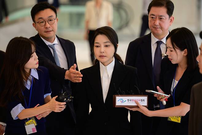 2025년 8월6일 김건희씨가 조사를 받기 위해 민중기 특검에 출석하고 있다. ⓒ사진공동취재단