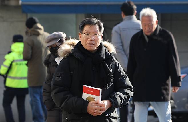 일본군 '위안부' 피해자를 모욕하는 시위를 벌여온 혐의를 받는 김병헌 위안부법폐지국민행동 대표가 3일 서울 서초경찰서에 피의자 신분으로 출석하고 있다. ⓒ연합뉴스