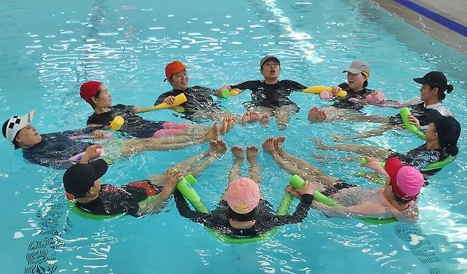 헬스케어스파산업진흥원과 호서대학교 물리치료학과 김기송 교수 연구팀이 공동 추진한 수중운동(수중재활) 프로그램 진행 모습 ⓒ헬스케어스파산업진흥원 제공