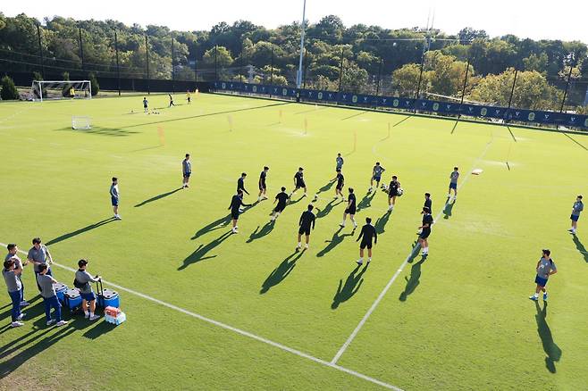 축구대표팀의 최대 고민 중 하나가 팀 사이클 관리다. 2026북중미월드컵을 가장 빨리 시작하지만 해외파의 합류 시기가 유동적이라 걱정스럽다. 지난해 9월 미국 원정 A매치를 준비하는 대표팀. 사진제공｜대한축구협회