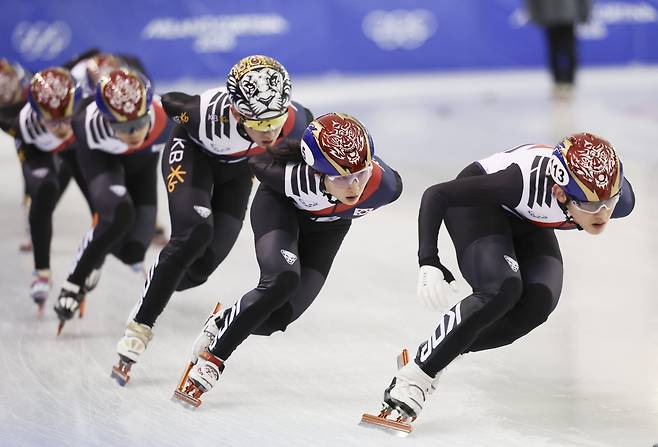 2026밀라노·코르티나담페초동계올림픽에 출전하는 한국 쇼트트랙대표팀은 편파판정을 경계해야 한다. 4년 전 베이징대회에서 석연치 않은 실격 판정에 울었던 아픔을 되풀이하지 않는 게 중요하다. 뉴시스