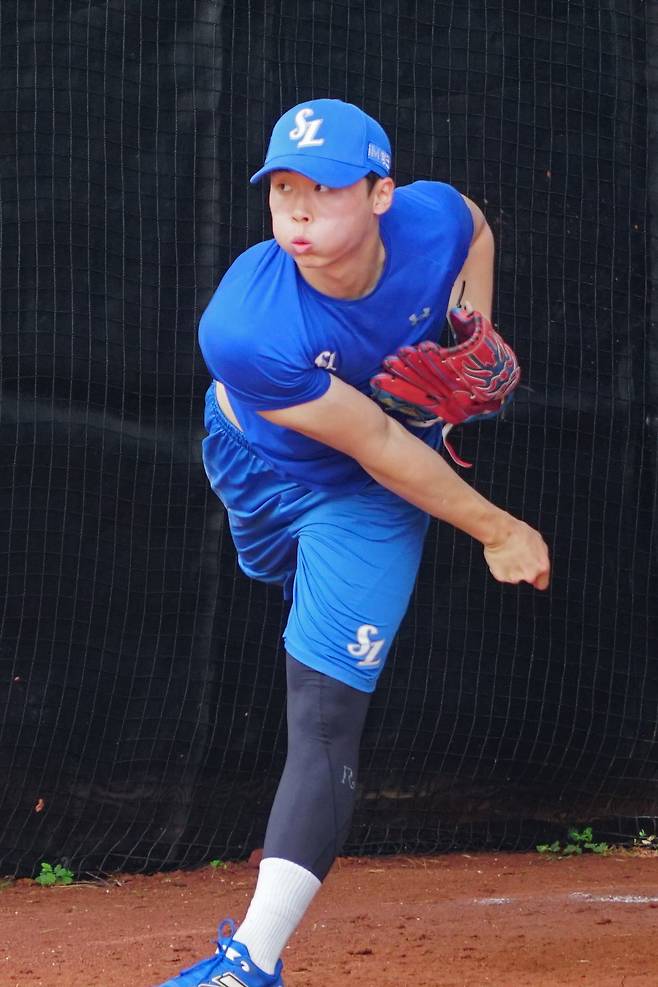 삼성 신인 투수 이호범, 장찬희는 입단하자마자 팀의 1군 스프링캠프에 참가해 구슬땀을 흘리고 있다. 불펜피칭을 하는 이호범. 사진제공ㅣ삼성 라이온즈