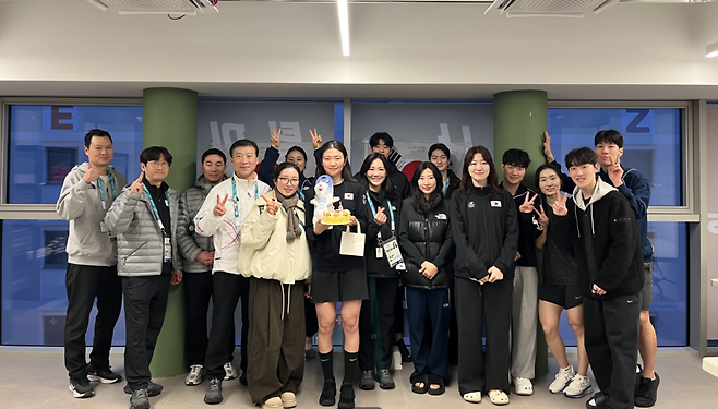 ▲ 한국 쇼트트랙 간판스타 최민정과 심석희가 묵은 감정을 털어내고 금빛 질주를 위한 완벽한 결속을 알렸다. 쇼트트랙 여자 대표팀은 2월 19일 여자 3000m 계주에서 금메달을 바라본다. ⓒ 대한체육회