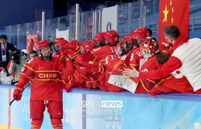 ▲ 중국 여자 아이스하키 대표팀은 4년 전 자국에서 열린 올림픽에서 성적을 위해 귀화 선수들을 대거 기용했다가 지금은 순수 자국 선수 체제로 복귀했다. 이때 귀화한 한나 밀러는 뒤늦게 본래 중국 시민권을 포기하고 다시 국적을 되찾는데 성공했으나 밀라노 올림픽 출전은 좌절됐다.