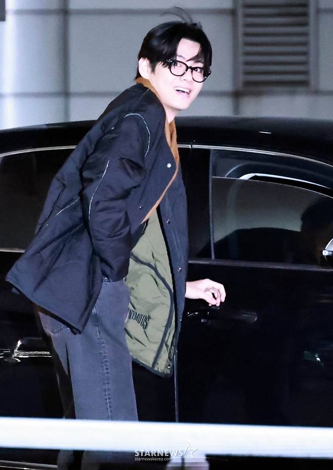 그룹 방탄소년단(BTS) 뷔가 해외 일정 차 2일 오후 인천국제공항을 통해 출국하고 있다. 2026.02.02 /사진=임성균 tjdrbs23@