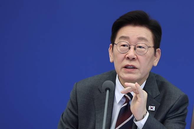 이재명 대통령이 설탕 부담금 제도를 공론화했다. 이 대통령이 3일 국무회의에서 발언하고 있다. [사진 | 뉴시스]