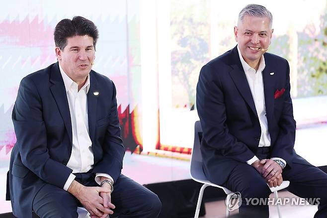 '에스컬레이드 IQ' 출시 행사 참석한 존로스와 헥터 비자 레알 (서울=연합뉴스) 진연수 기자 = 19일 오전 서울 강남구 앤헤이븐에서 열린 캐딜락 '에스컬레이드 IQ' 출시 행사에서 존로스 글로벌 캐딜락 부사장(왼쪽)과 헥터 비자 레알 GM한국사업장 사장 겸 CEO가 취재진의 질문을 듣고 있다. 2025.11.19 jin90@yna.co.kr