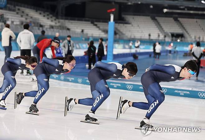몸 푸는 스피드스케이팅 선수들 (밀라노=연합뉴스) 신준희 기자 = 2026 밀라노-코르티나 동계올림픽 개막을 앞둔 2일(현지시간) 밀라노 스피드스케이팅 스타디움에서 한국 선수들이 훈련하고 있다. 
    오른쪽부터 정재원, 조승민, 박지우, 임리원. 2026.2.2 hama@yna.co.kr