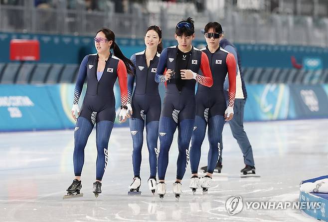 몸 푸는 스피드스케이팅 선수들 (밀라노=연합뉴스) 신준희 기자 = 2026 밀라노-코르티나 동계올림픽 개막을 앞둔 2일(현지시간) 밀라노 스피드스케이팅 스타디움에서 한국 선수들이 훈련하고 있다. 
    오른쪽부터 조승민, 정재원, 임리원, 박지우. 2026.2.2 hama@yna.co.kr