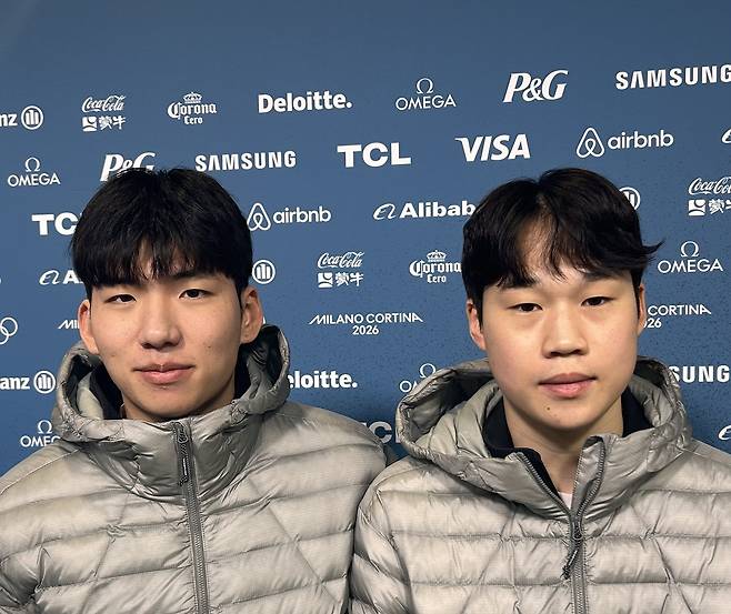 공동취재구역에서 인터뷰하는 정재원(왼쪽)과 조승민 (밀라노=연합뉴스) 이영호 기자 = 2026 밀라노-코르티나 동계올림픽 개막을 앞둔 2일(현지시간) 밀라노 스피드스케이팅 스타디움에서 취재진과 만난 정재원(왼쪽)과 조승민. 2026.2.2 horn90@yna.co.kr