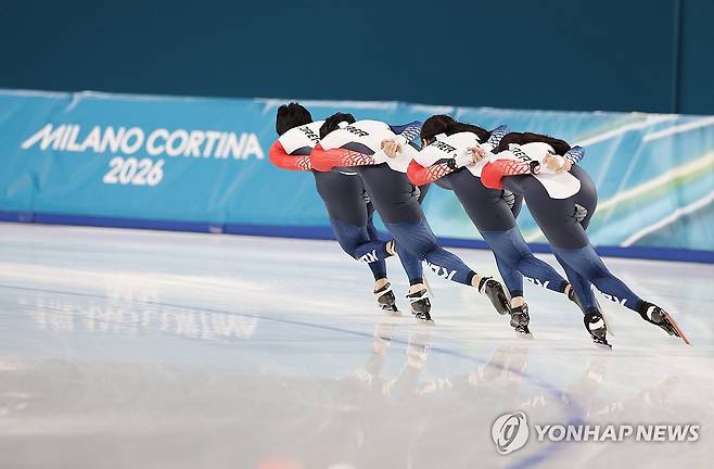 몸 푸는 스피드스케이팅 선수들 (밀라노=연합뉴스) 신준희 기자 = 2026 밀라노-코르티나 동계올림픽 개막을 앞둔 2일(현지시간) 밀라노 스피드스케이팅 스타디움에서 한국 선수들이 훈련하고 있다. 
    왼쪽부터 정재원, 조승민, 박지우, 임리원. 2026.2.2 hama@yna.co.kr