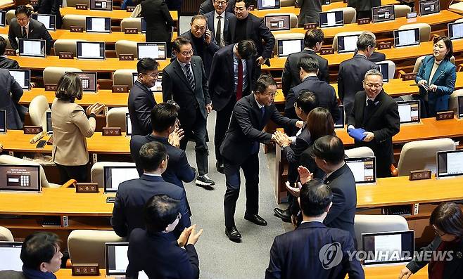 교섭단체 대표 연설 마치고 의원들과 악수하는 한병도 원내대표 (서울=연합뉴스) 이동해 기자 = 더불어민주당 한병도 원내대표가 3일 국회에서 열린 제432회 국회(임시회) 제2차 본회의에서 국정에 관한 교섭단체 대표 연설을 마친 뒤 의원들과 악수하고 있다. 2026.2.3 eastsea@yna.co.kr