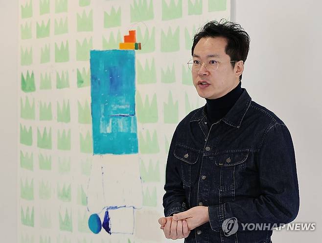 작가 겸 배우 백현진 개인전 개최 (서울=연합뉴스) 이재희 기자 = 작가 겸 배우 백현진이 3일 서울 종로구 PKM갤러리에서 열린 개인전 '서울 신택스'(Seoul Syntax) 기자간담회에서 취재진의 질문에 답하고 있다. 이 전시는 3월 21일까지 열린다. 2026.2.3 scape@yna.co.kr