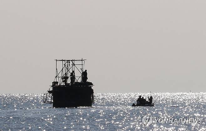 일본 조세이 탄광 유골 조사 출발 (우베[일본]=연합뉴스) 박상현 특파원 = 유골 수습 잠수조사가 재개된 3일 일본 야마구치현 우베시 조세이 탄광에서 일본인 잠수사를 태운 보트가 '피야'라고 불리는 배기구로 이동하고 있다.