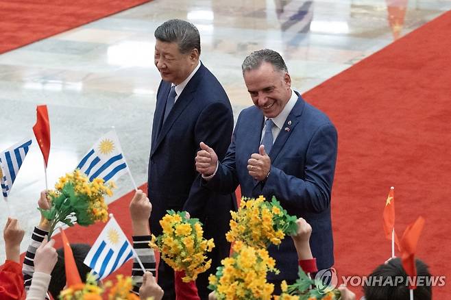 중국·우루과이 정상회담 시진핑 중국 국가주석과 야만두 오르시 우루과이 대통령이 3일 중국 베이징 인민대회당에서 열린 환영행사에 나온 어린이들과 인사하고 있다. 2026.2.3 [EPA=연합뉴스]