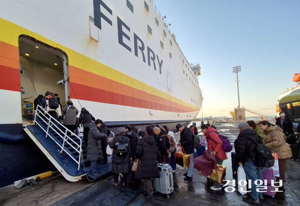 지난달 24일 인천항에서 중국 칭다오로 향하는 위동항운의 ‘뉴골든브릿지5’호에 승객들이 탑승하고 있다. 2026.1.24 /김주엽기자 kjy86@kyeongin.com