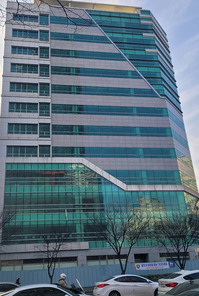 ▲ 인천시 남동구 인천논현역 1번 출구 인근 논현세일프라자가 유치권과 불법점유 되풀이로 공사 시작 16년이 넘도록 준공승인 신청조차 못하고 있다. /인천일보DB