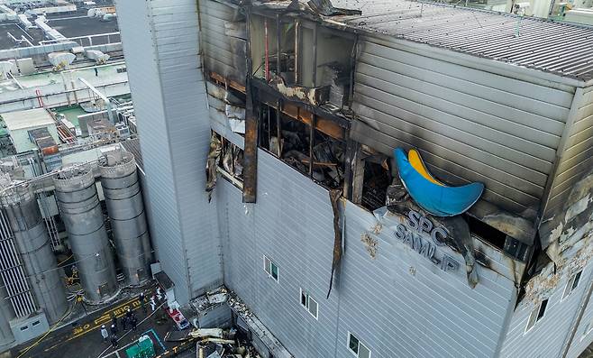 ▲ 4일 오전 시흥시 정왕동 SPC삼립 시화공장 화재현장에서 경기남부경찰청 과학수사대와 경기도소방재난본부 관계자들이 합동감식을 하고 있다./전광현 기자 maggie@incheonilbo.com