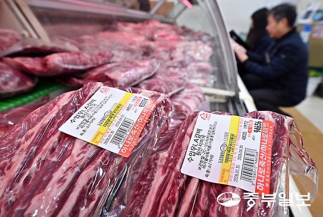 민족 대명절인 설을 2주 앞둔 3일 오전 수원시 팔달구 못골시장에서 국립농산물품질관리원 경기지원 수원사무소 관계자들이 설을 앞두고 원산지 표시 점검을 하고 있다. 김경민기자